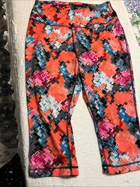 be inspired Bright Geo-Print Cropped Leggings in Coral, Pink, Blue & Black